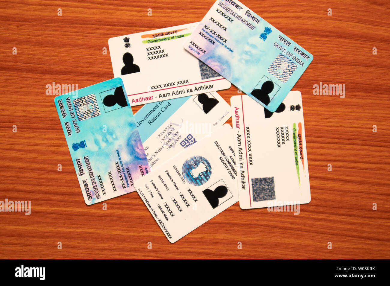 Maski,Karnataka, India - 26 Giugno 2019: scheda Aadhaar, razione della scheda ID degli elettori e Pan card che viene rilasciato dal Governo dell India come una carta di identità Foto Stock