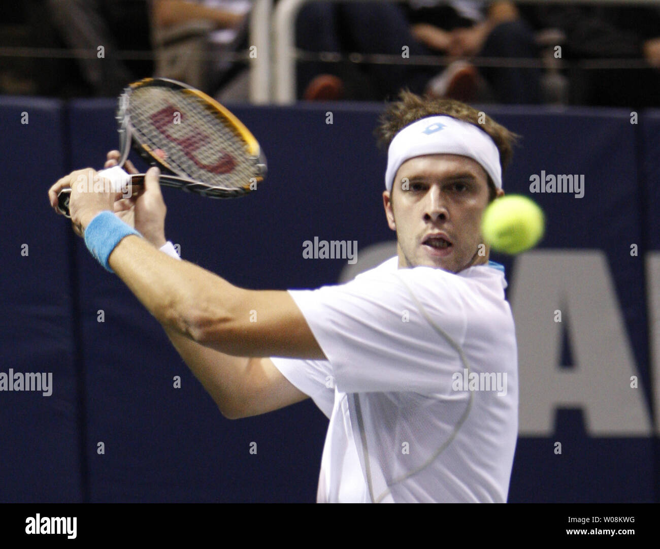 Gilles MULLER di Lussemburgo restituisce una raffica di Kei Nishikori del Giappone in SAP Open Tennis Tournament presso l'HP Pavilion a San Jose, la California il 9 febbraio 2009. (UPI Photo/ Terry Schmitt) Foto Stock