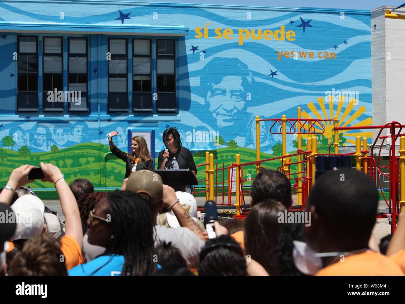 La First Lady Michelle Obama parla mentre in California First Lady Maria Shriver le onde a Bret Harte Scuola elementare a San Francisco il 22 giugno 2009. I due pagato una visita ad un parco giochi essendo costruito da volontari. (UPI foto/Terry Schmitt) Foto Stock