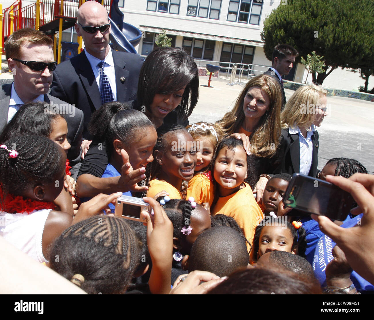 La First Lady Michelle Obama e la California First Lady Maria Shriver visita con gli studenti presso il Bret Harte Scuola elementare a San Francisco il 22 giugno 2009. I due pagato una visita ad un parco giochi essendo costruito da volontari. (UPI foto/Terry Schmitt) Foto Stock