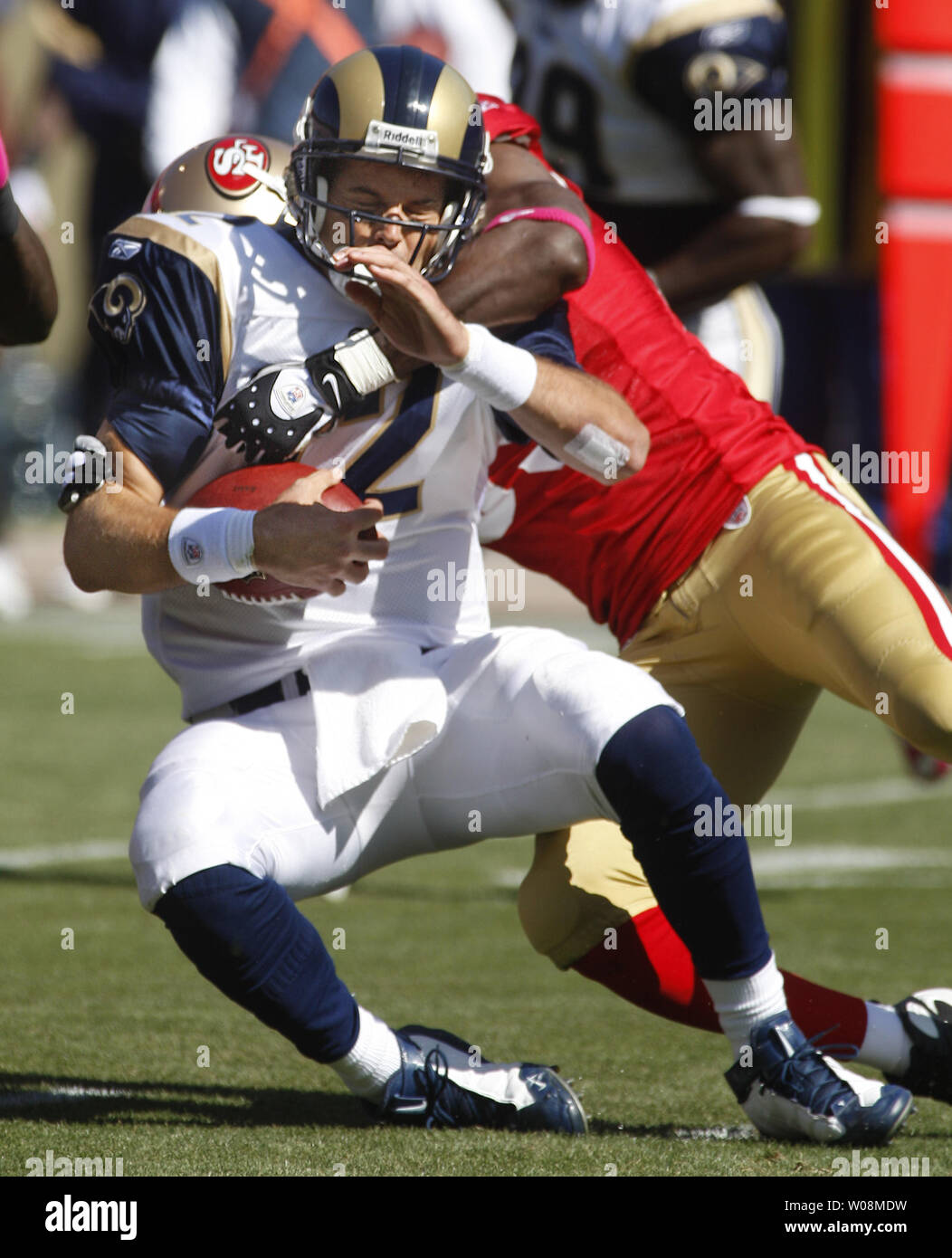 Louis Rams QB Kyle Boller (12) è saccheggiata da San Francisco 49ers Manny Lawson al Candlestick Park di San Francisco il 4 ottobre 2009. Il 49ers sconfitto i montoni 35-0. UPI/Terry Schmitt Foto Stock