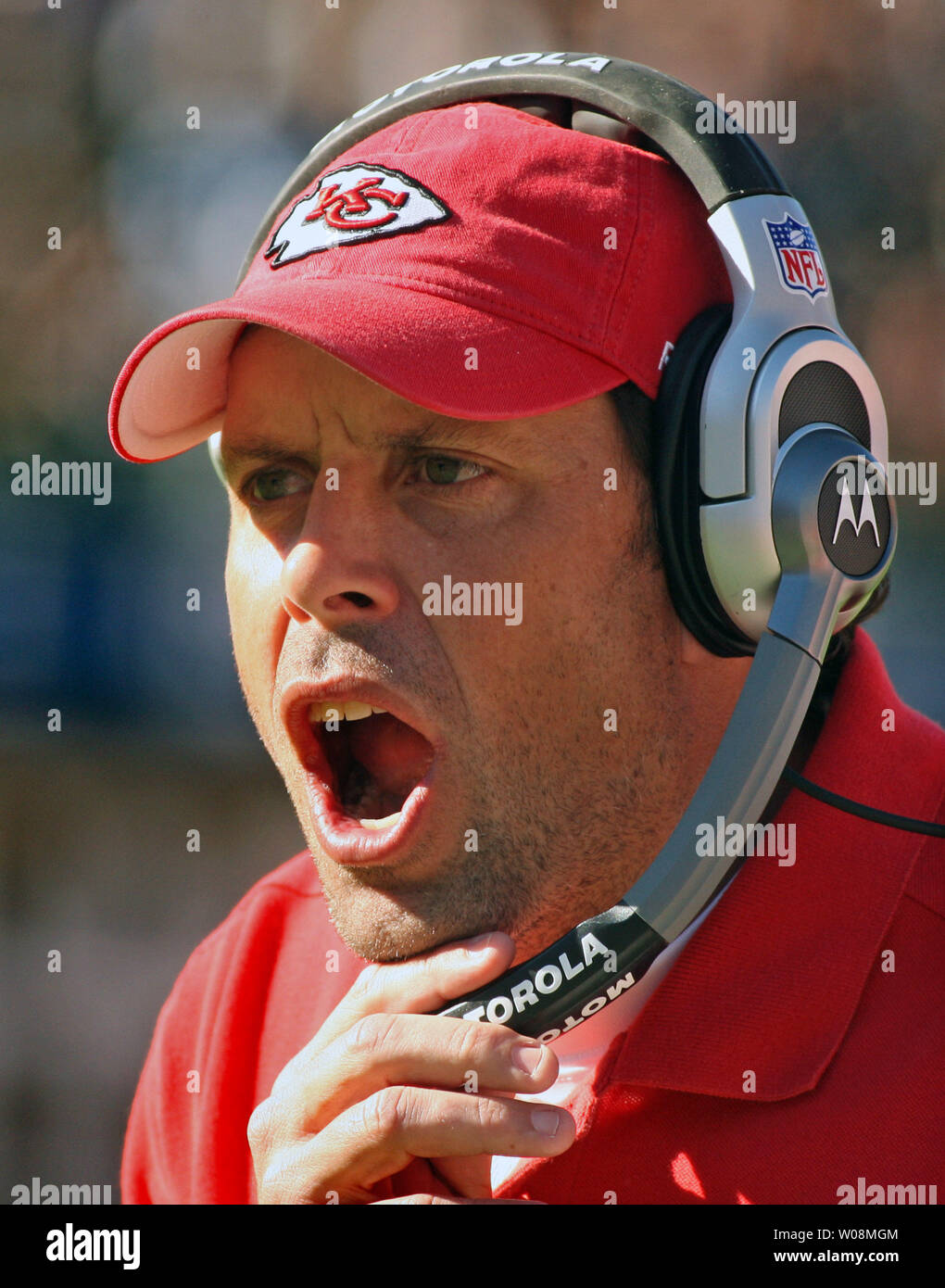 Kansas City Chiefs Head Coach Todd Haley grida al dipendente durante il gioco contro Oakland Raiders presso il Colosseo a Oakland, la California il 15 novembre 2009. I capi sconfitti i raider 16-10. UPI foto/Terry Schmitt Foto Stock