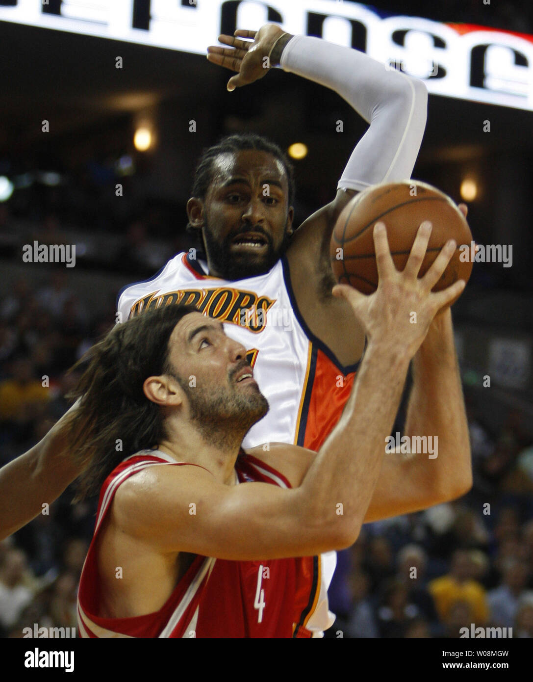 Golden State Warriors Ronny Turiaf (top) tenta di bloccare un secondo mezzo colpo da Houston Rockets Luis Scola (4) presso Oracle Arena di Oakland, la California il 28 ottobre 2009. I razzi ha vinto 108-107. UPI /Terry Schmitt Foto Stock