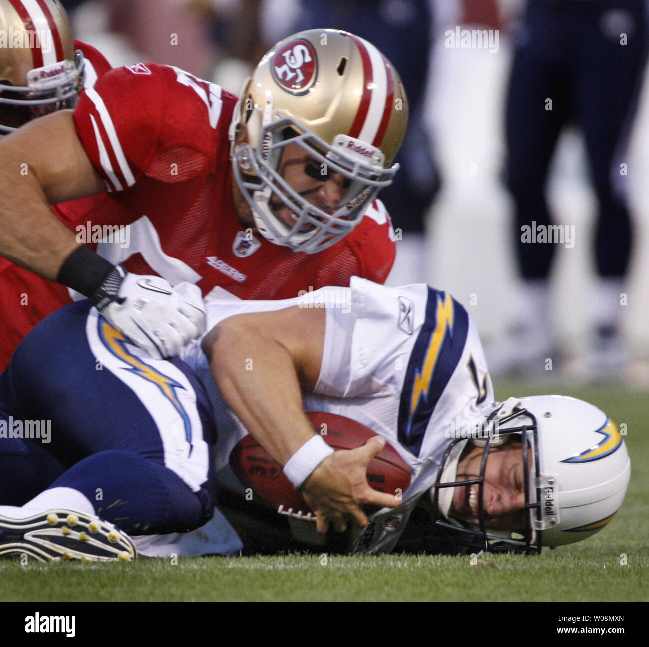 San Francisco 49ers Matt Wilhelm (top) grida dopo i saccheggi San Diego Chargers QB Billy Volek nel primo trimestre al Candlestick Park di San Francisco il 2 settembre 2010. Il 49ers sconfitto il caricabatterie 17-14 per completare un 4-0 preseason. UPI/Terry Schmitt Foto Stock