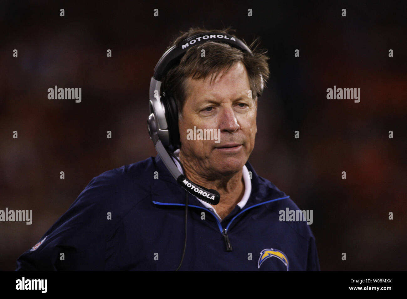 San Diego Chargers Head Coach Norv Turner parla con il pullman overhead durante la partita contro il San Francisco 49ers al Candlestick Park di San Francisco il 2 settembre 2010. Il 49ers sconfitto il caricabatterie 17-14 per completare un 4-0 preseason. UPI/Terry Schmitt Foto Stock