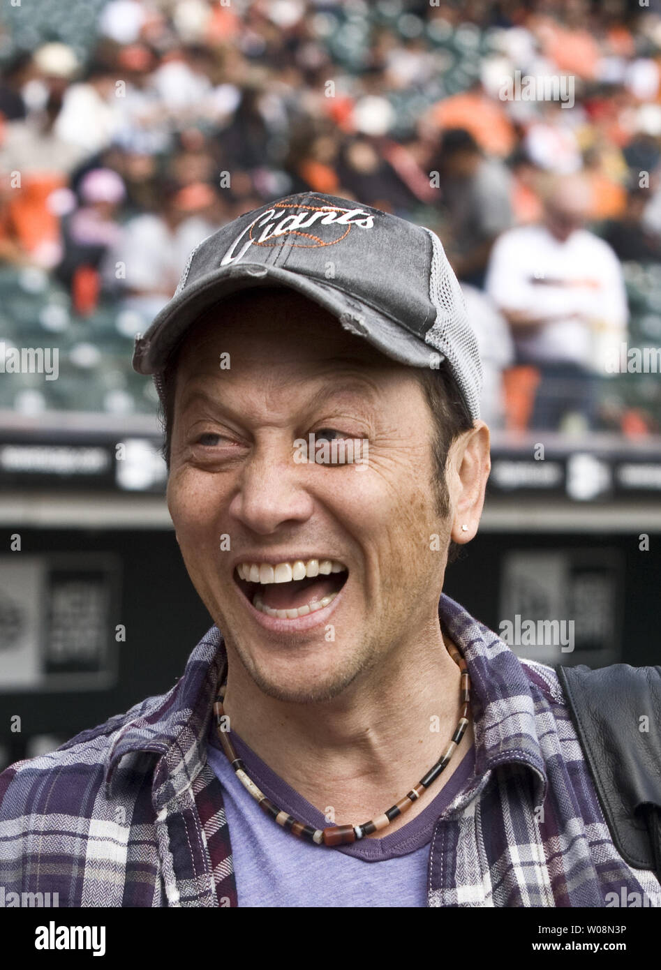 Il comico Rob Schneider sport un cappuccio di giganti come egli appare in pre attività di gioco del gioco finale di stagione regolare di AT&T Park di San Francisco il 3 ottobre, 2001.I Giganti sconfitto i Padres 3-0 per vincere la NL West. UPI/Terry Schmitt Foto Stock