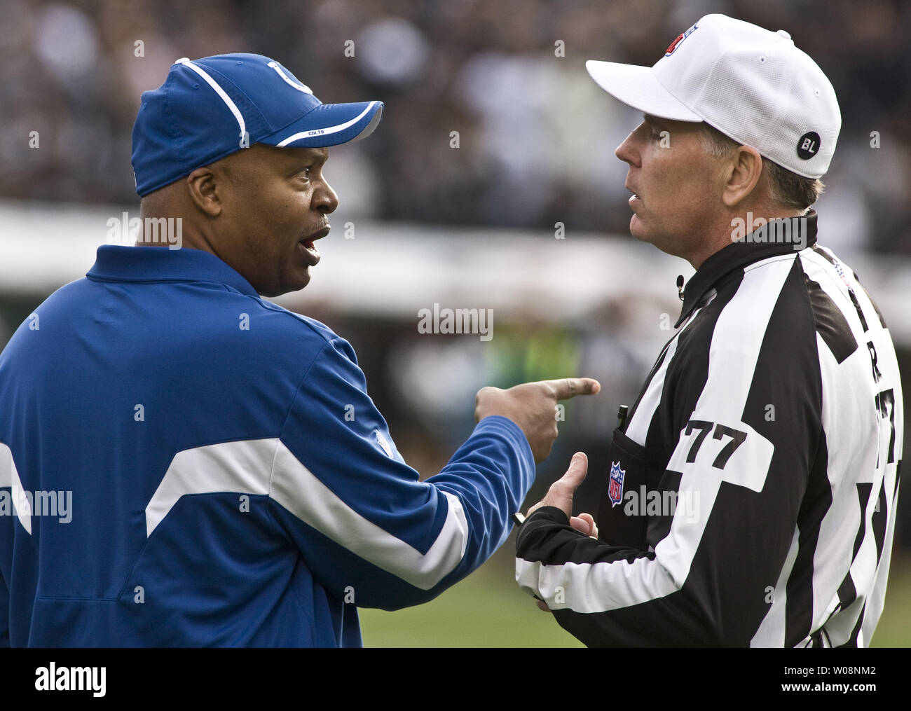Indianapolis Colts Head Coach Jim Caldwell discute una chiamata con arbitro Terry McAulay durante il gioco contro Oakland Raiders a Oakland Coliseum di Oakland, la California il 26 dicembre 2010. Il Colts ha sconfitto i raider da 31-26. UPI/Terry Schmitt Foto Stock