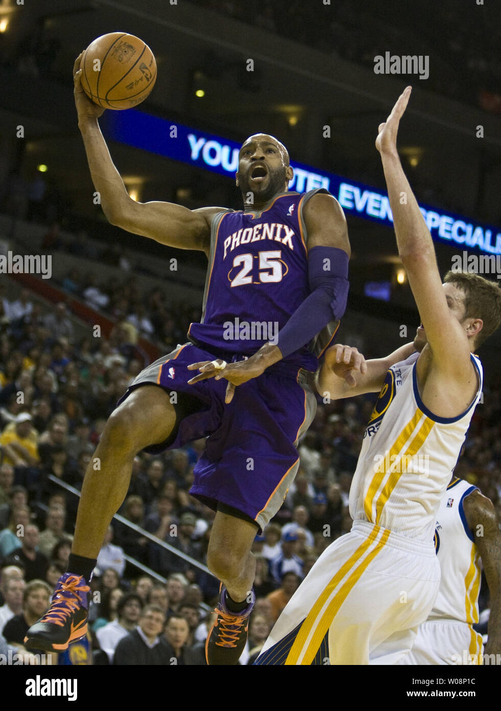 Phoenix Suns Vince Carter (25) stabilisce la palla oltre il Golden State Warriors David Lee nella prima metà presso Oracle Arena di Oakland, la California il 7 febbraio 2011. UPI/Terry Schmitt Foto Stock