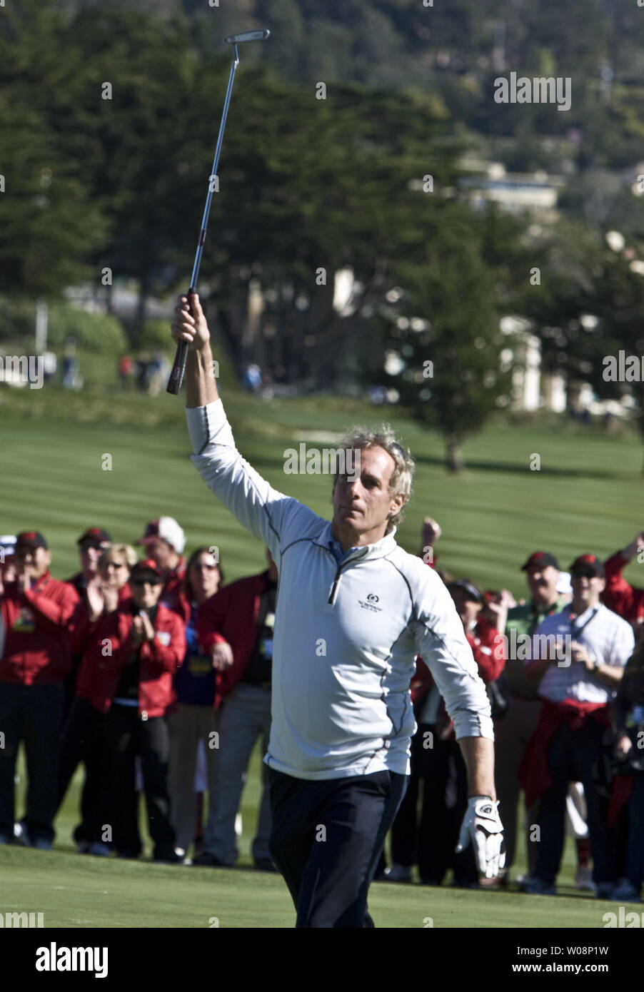 Il cantante Michael Bolton celebra il naufragio di un putt a vincere la finale del foro della 3M Celebrity sfida, un preludio al AT&T Pebble Beach National Pro-Am a Pebble Beach in California il 9 febbraio 2011. UPI/Terry Schmitt Foto Stock