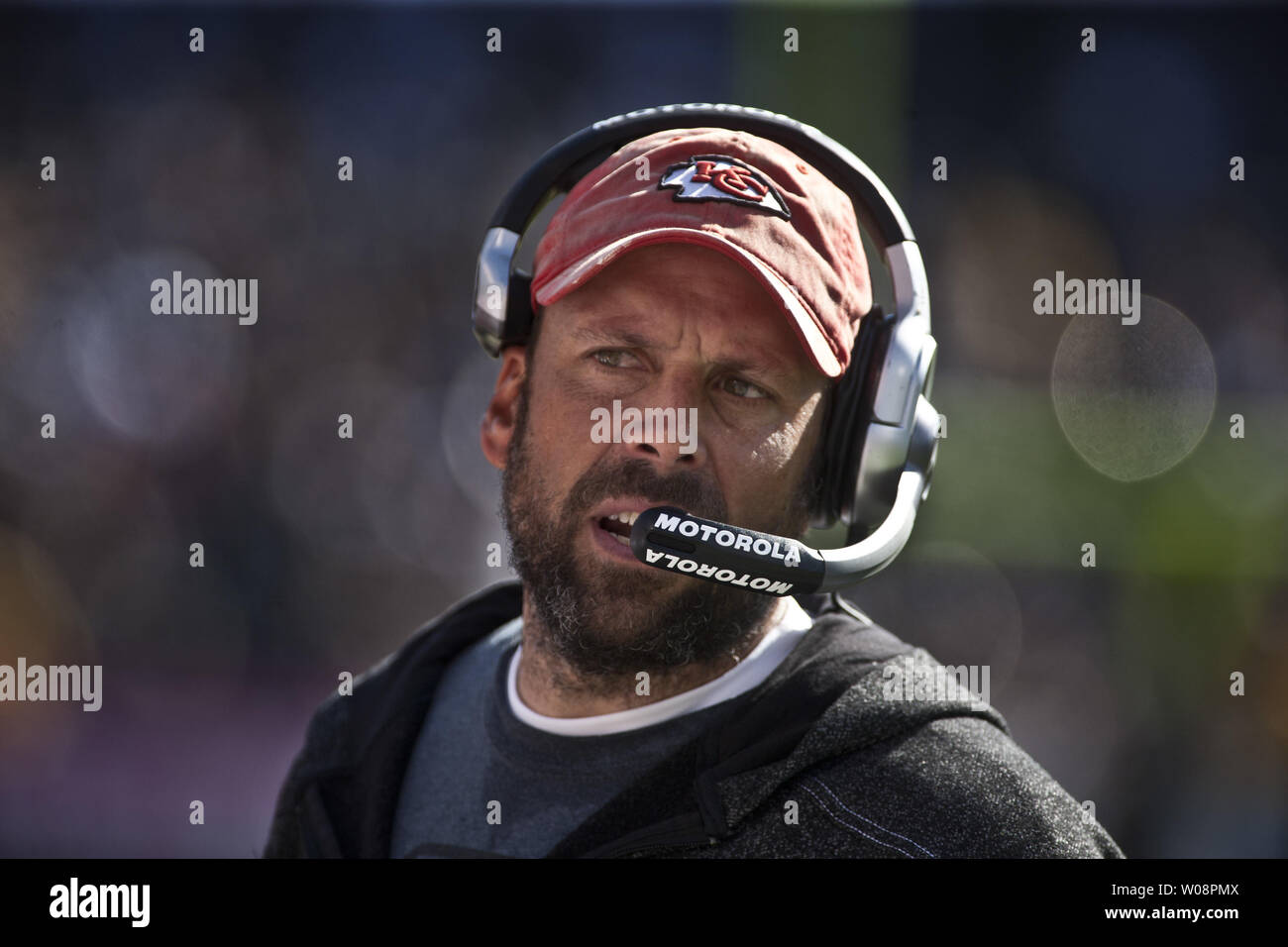 Kansas City Chiefs Head Coach Todd Haley funziona il margine contro Oakland Raiders nel secondo trimestre a O.co Coliseum di Oakland, la California il 23 ottobre 2011. I capi sconfitti i raider 28-0. UPI/Terry Schmitt Foto Stock