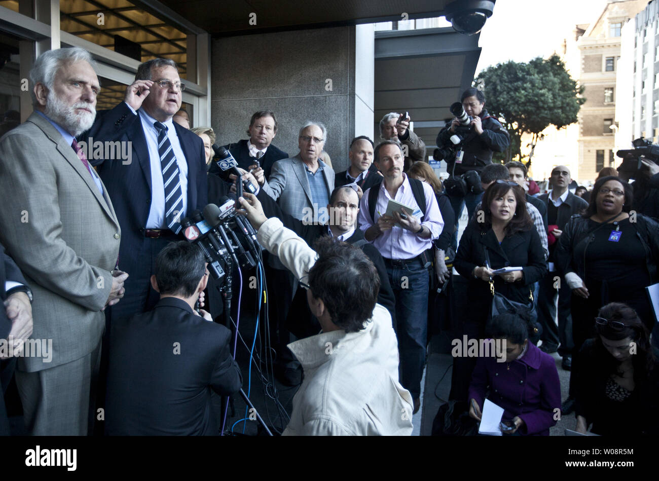 Barry Bonds portano difesa avvocato Allen Ruby, (secondo da sinistra) parla ai media presso il Palazzo Federale dopo obbligazioni è stato condannato per la sua convinzione di ostruire la giustizia a San Francisco il 16 dicembre 2011. Obbligazioni è stato condannato a due anni di libertà vigilata con trenta giorni home il confinamento, più un $4.000 ammenda, per dare testimonianza di evasione ad un gran giurì federale otto anni fa durante un accertamento del doping nello sport. UPI/Terry Schmitt Foto Stock