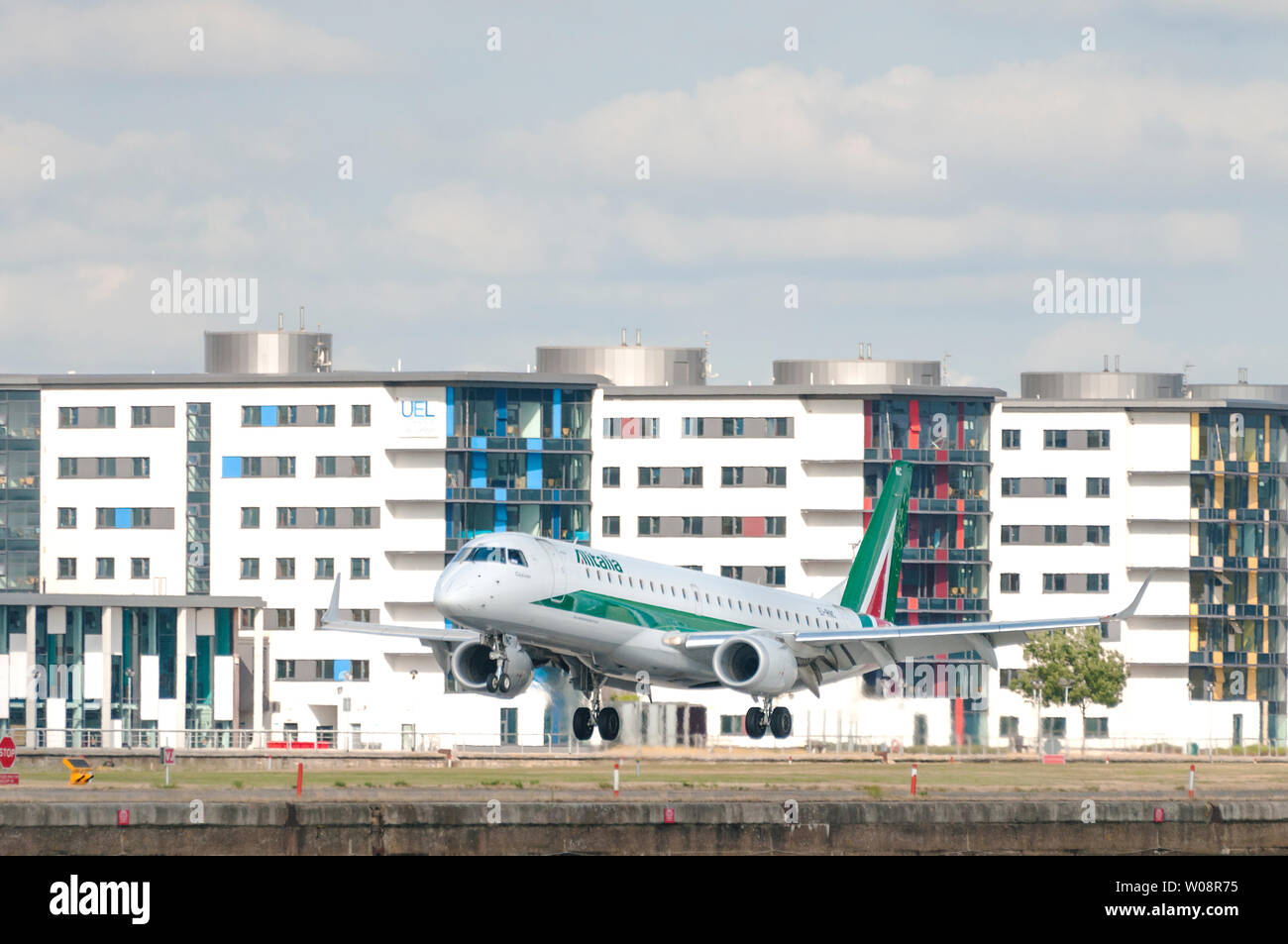 LONDON, Regno Unito - 02 agosto 2013: Alitalia aeroplano atterrano all'Aeroporto di London City, il quinto aeroporto più trafficato di Londra. Foto Stock