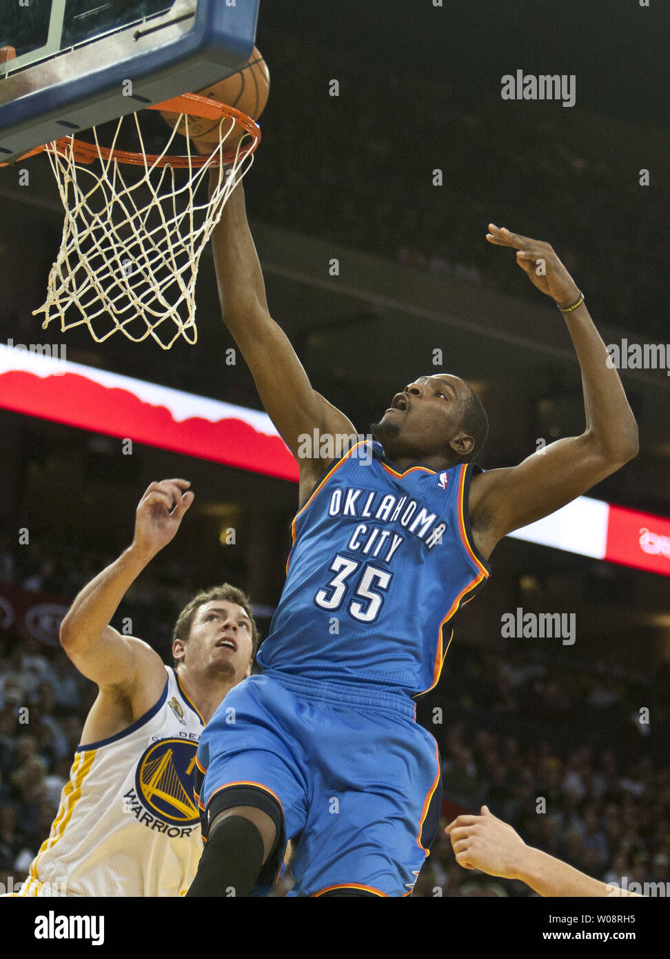 Oklahoma City Thunder di Kevin Durant (35) rigidi per il cestello sopra il Golden State Warriors David Lee nella prima metà alla Oracle Arena di Oakland, la California il 27 gennaio 2012. UPI/Terry Schmitt Foto Stock