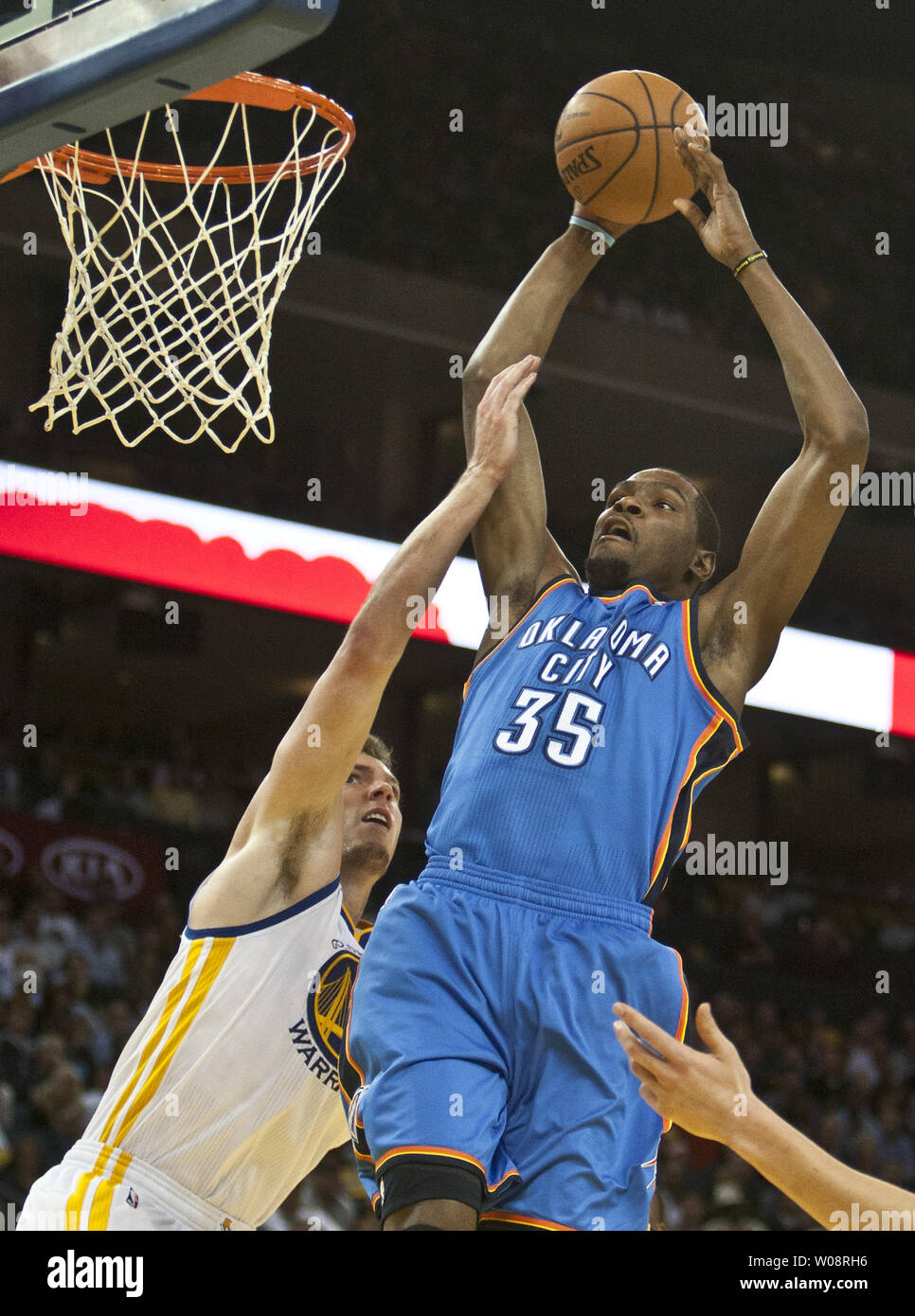 Oklahoma City Thunder di Kevin Durant (35) rigidi per il cestello sopra il Golden State Warriors David Lee nella prima metà alla Oracle Arena di Oakland, la California il 27 gennaio 2012. UPI/Terry Schmitt Foto Stock