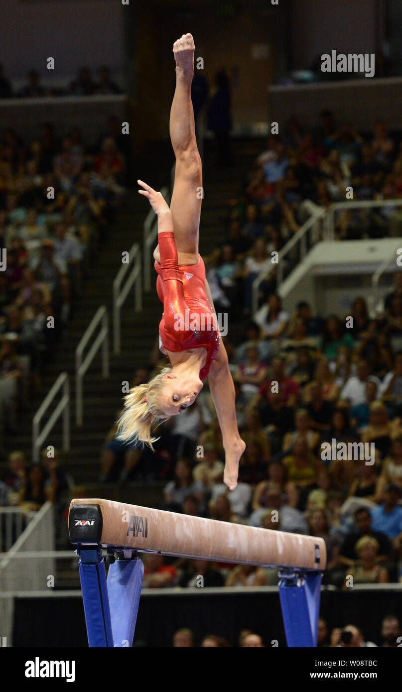 Nastia Liukin esegue sulla trave a noi prove olimpiche in ginnastica al HP Pavilion a San Jose, la California il 1 luglio 2012. Liukin non ha fatto il team statunitense. UPI/Terry Schmitt Foto Stock