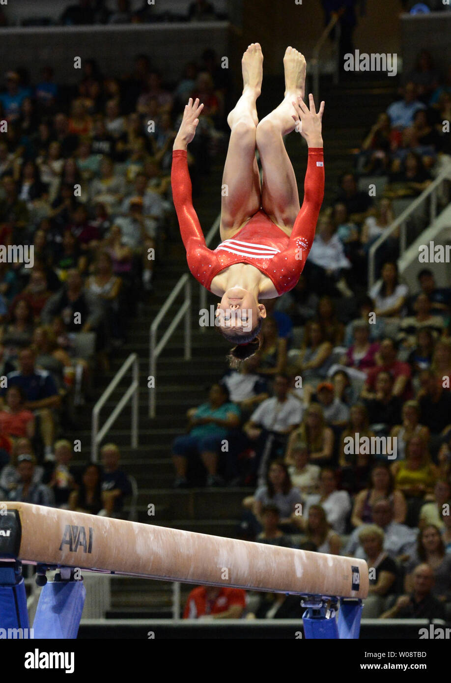 Kyla Ross esegue sulla trave a noi prove olimpiche in ginnastica al HP Pavilion a San Jose, la California il 1 luglio 2012. Ross è stato chiamato a noi del team olimpico. UPI/Terry Schmitt Foto Stock