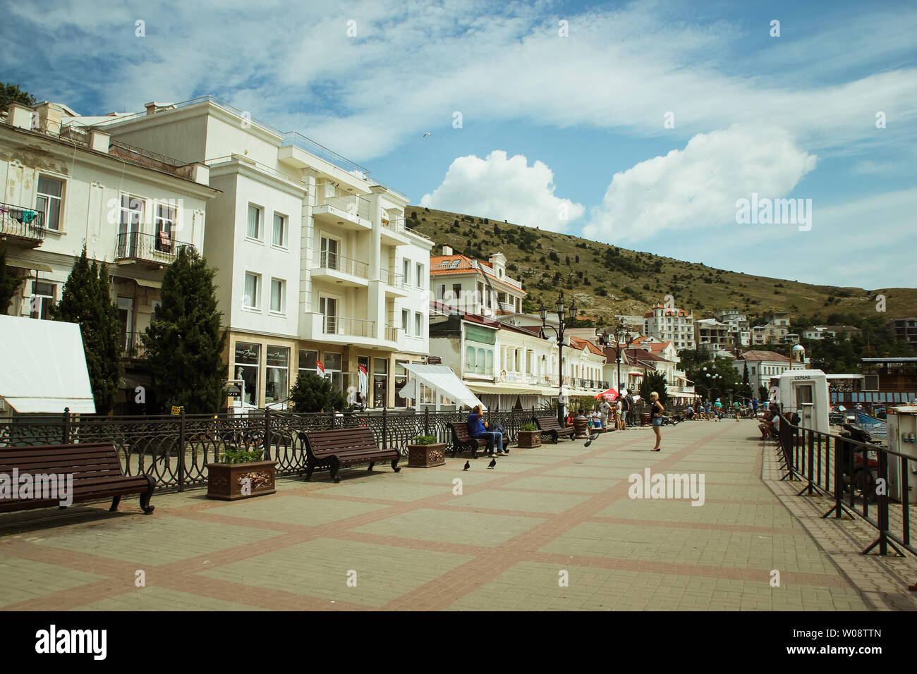 Balaklava, Sebastopoli, Crimea. giugno-2019. Mar Nero. Porto di baia di Balaklava. Yacht e Barche sullo sfondo del terrapieno con il vecchio e Foto Stock