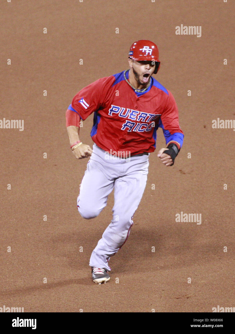 Puerto Rico Mike Aviles grida come egli capi per la casa dopo essere stato colpito da un Alex Rios home run nel settimo inning contro il Giappone nelle semifinali del World Baseball Classic presso AT&T Park a San Francisco il 17 marzo 2013. UPI/Bruce Gordon Foto Stock