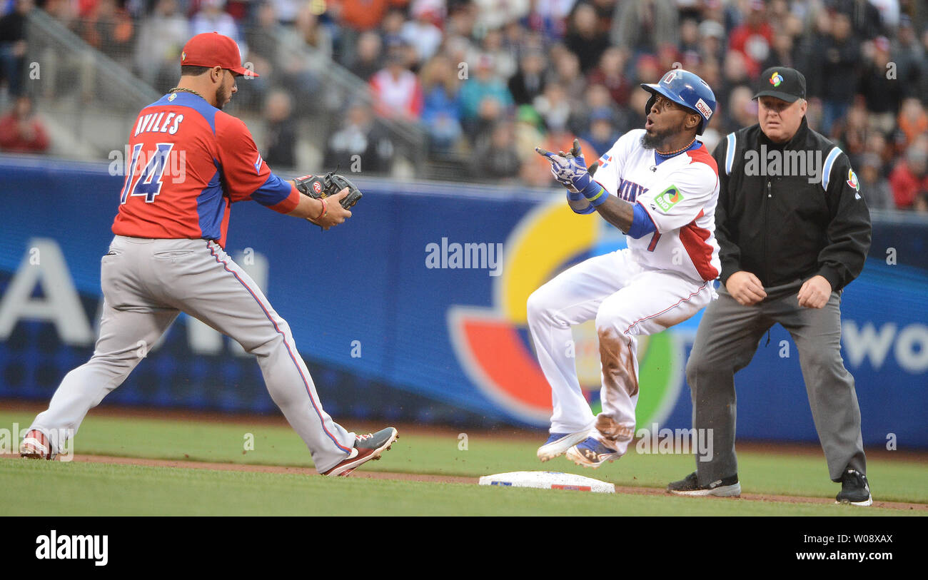Repubblica Dominicana Jose Reyes (C) celebra il suo leadoff doppio contro Puerto Rico primo baseman Mike Aviles (14) durante il primo inning del World Baseball Classic campionato di AT&T Park a San Francisco il 19 marzo 2013. UPI/Terry Schmitt Foto Stock