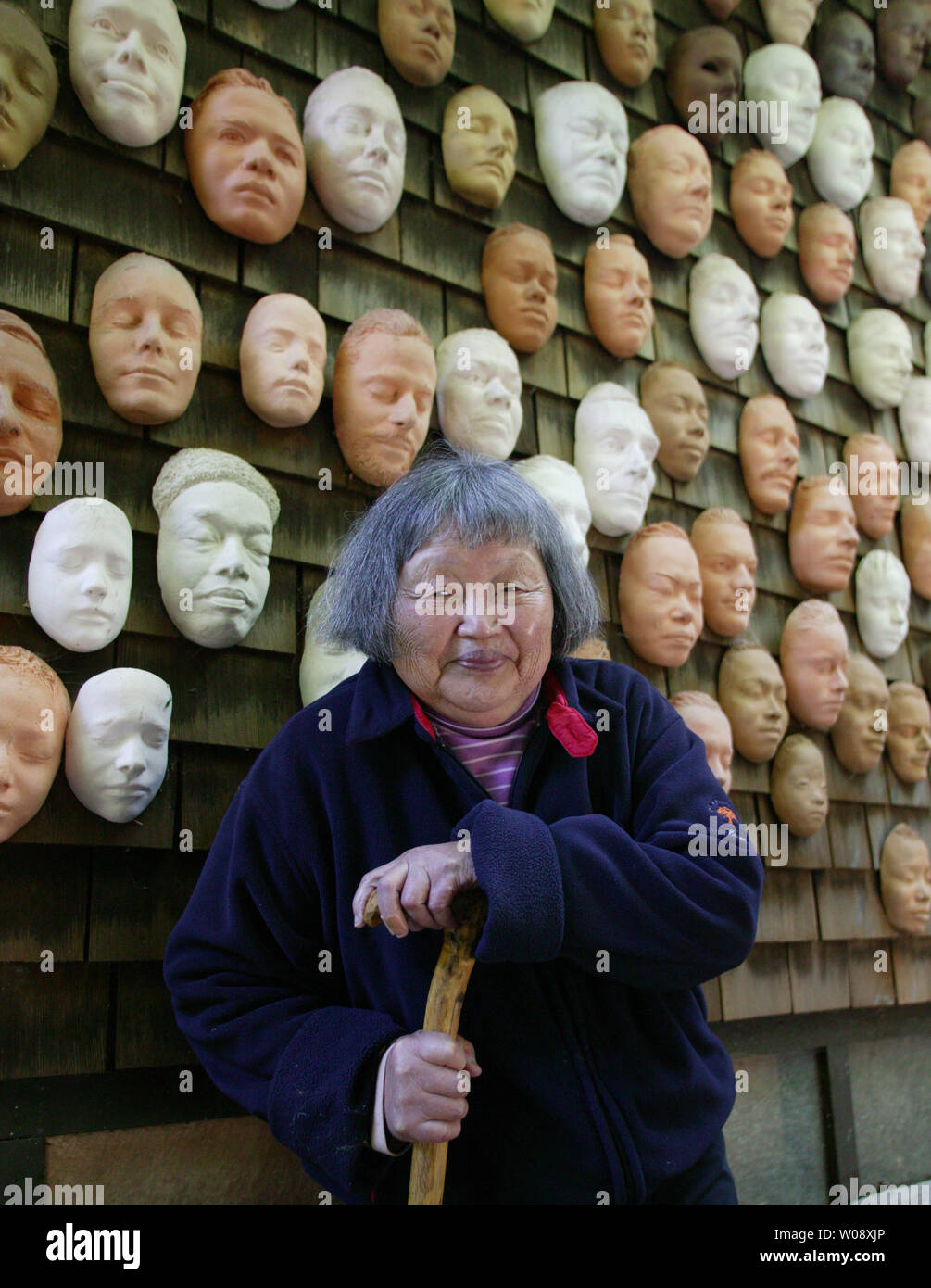 Ruth Asawa, un San Francisco scultore riconosciuto come un importante post-SECONDA GUERRA MONDIALE modernista americano per il suo intricato filo pendente creazioni, morì il 6 agosto 2013 in San Francisco. Asawa è mostrato in questo 2004 file foto nella parte anteriore della vita maschere ella cast di amici. Asawa era 87. UPI/Terry Schmitt Foto Stock