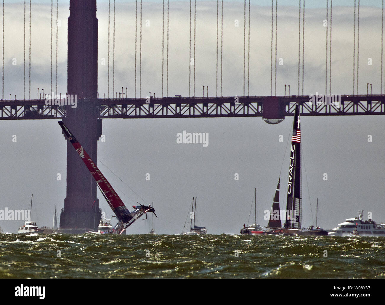 Emirates Nuova Zelanda (L) quasi capsizes contro il team Oracle USA vela vicino alla boa di bolina in gara 8 della Coppa America serie sulla Baia di San Francisco il 14 settembre 2013. Gli Stati Uniti ha vinto la gara. UPI/Terry Schmitt Foto Stock