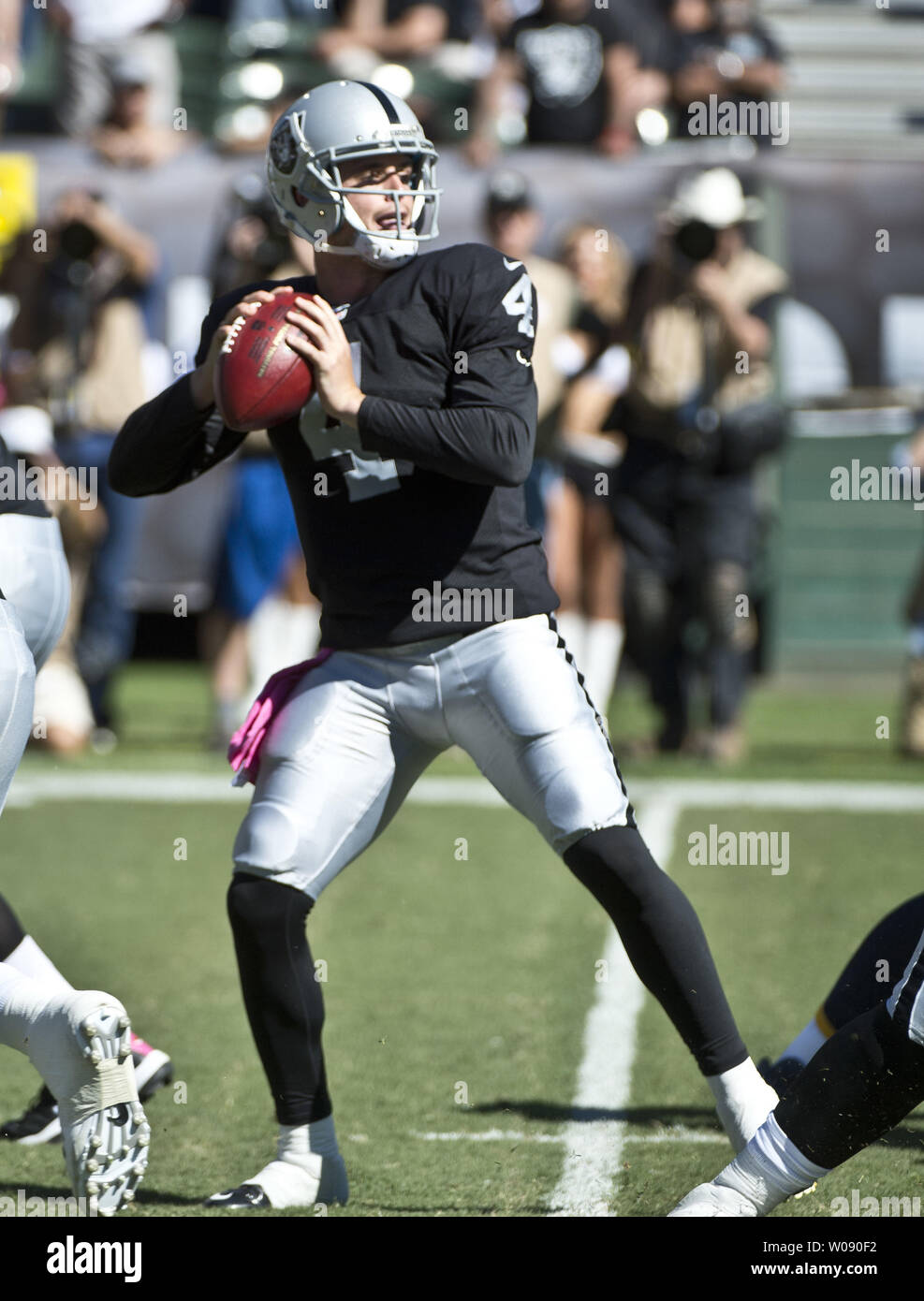 Oakland Raiders QB Derek Carr guarda verso il basso campo in corrispondenza del ricevitore Andre Holmes per un 77 yard TD nel primo trimestre contro i San Diego Chargers al O.co Coliseum di Oakland, la California il 12 ottobre 2014. Il caricabatterie ha sconfitto il 0-5 Raiders 31-28. UPI/Terry Schmitt Foto Stock