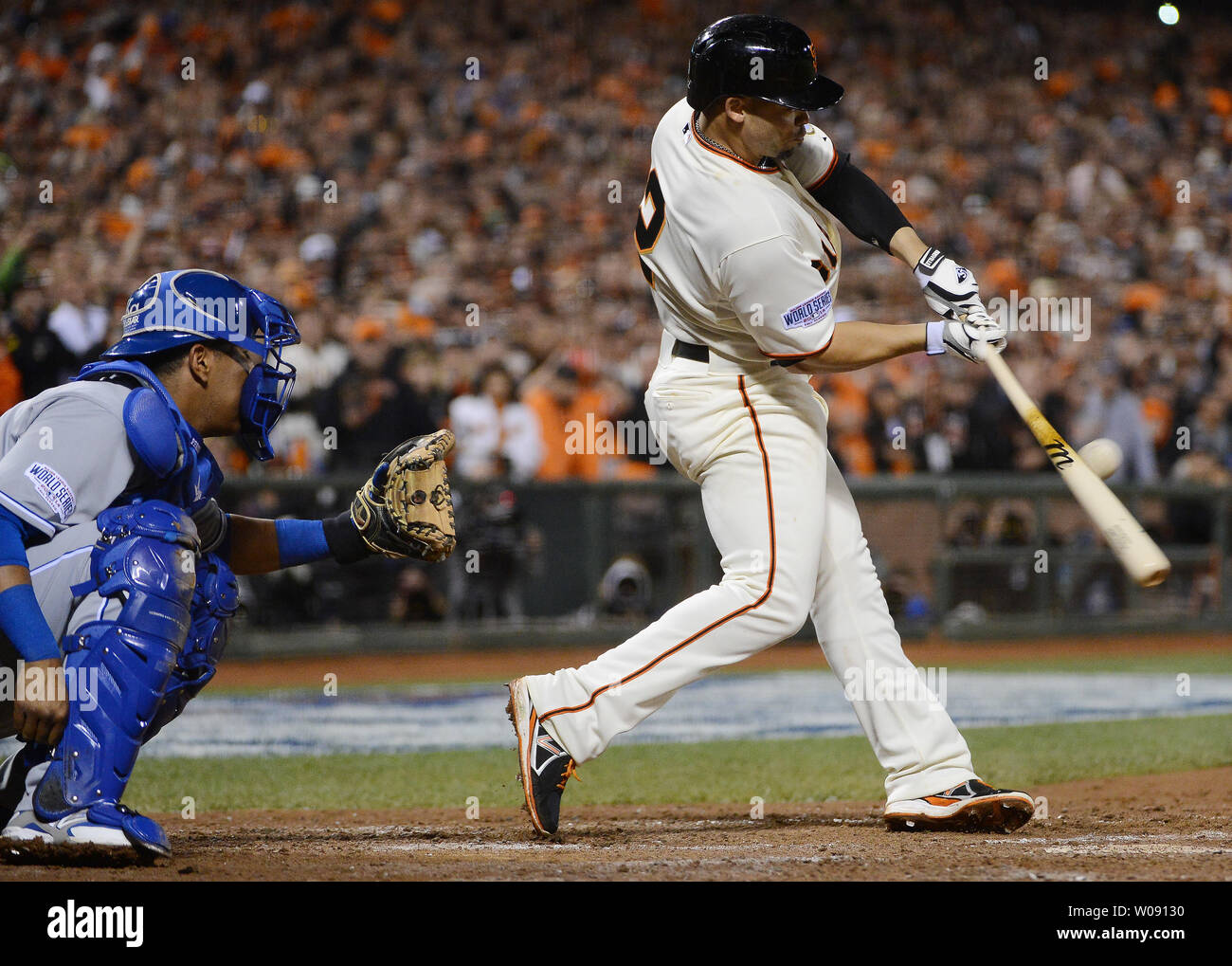 San Francisco Giants Juan Perez colpisce un sacrificio di volare il punteggio di squadra Hunter Pence nella quinta inning contro Kansas City Royals nel gioco 4 del World Series di AT&T Park a San Francisco il 25 ottobre 2014. Il Royals portano i giganti 2-1 nella serie. UPI/Terry Schmitt Foto Stock