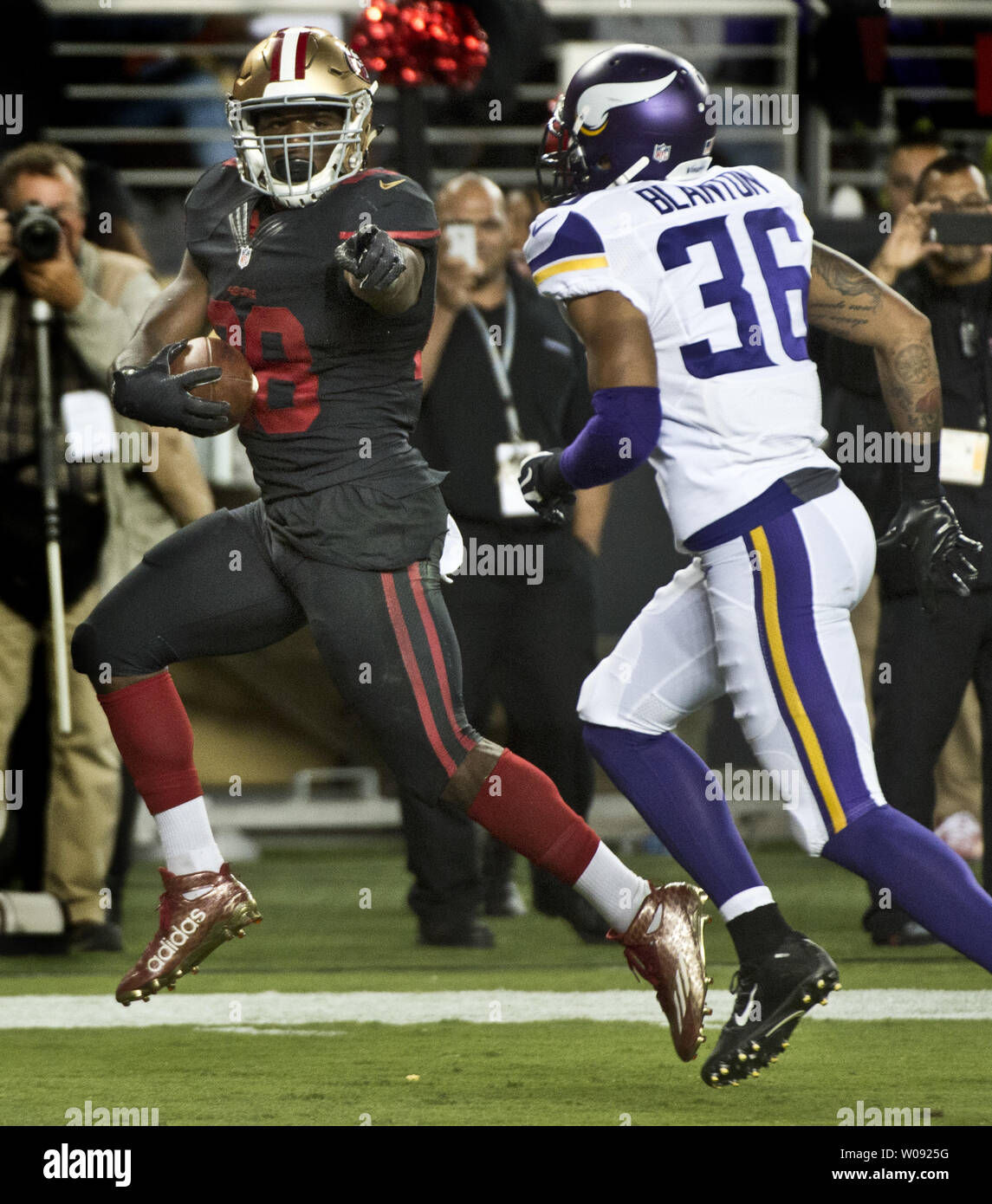 San Francisco 49ers RB Carlos Hyde (28) corre 17 yards per un TD contro il Minnesota Vikings Robert Blanton (36) nel quarto trimestre a Levi's Stadium di Santa Clara, California, 14 settembre 2015. Hyde ha funzionato per 168 yards e 2 touchdowns nel 49ers 20-3 sconfitta dei Vichinghi. Foto di Terry Schmitt/UPI Foto Stock