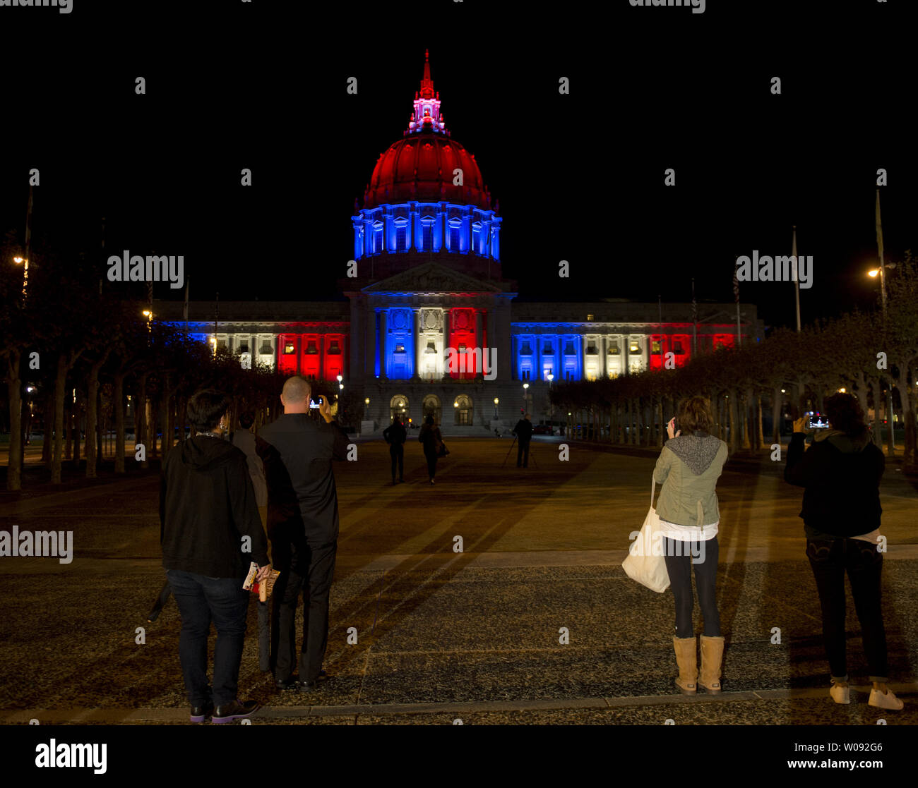 La città di San Francisco Hall è immerso nei colori della bandiera francese in solidarietà con la gente di Francia, dopo gli attentati di Parigi che ha causato la morte di oltre un centinaio di persone a San Francisco il 13 novembre 2015. Foto di Terry Schmitt/UPI Foto Stock