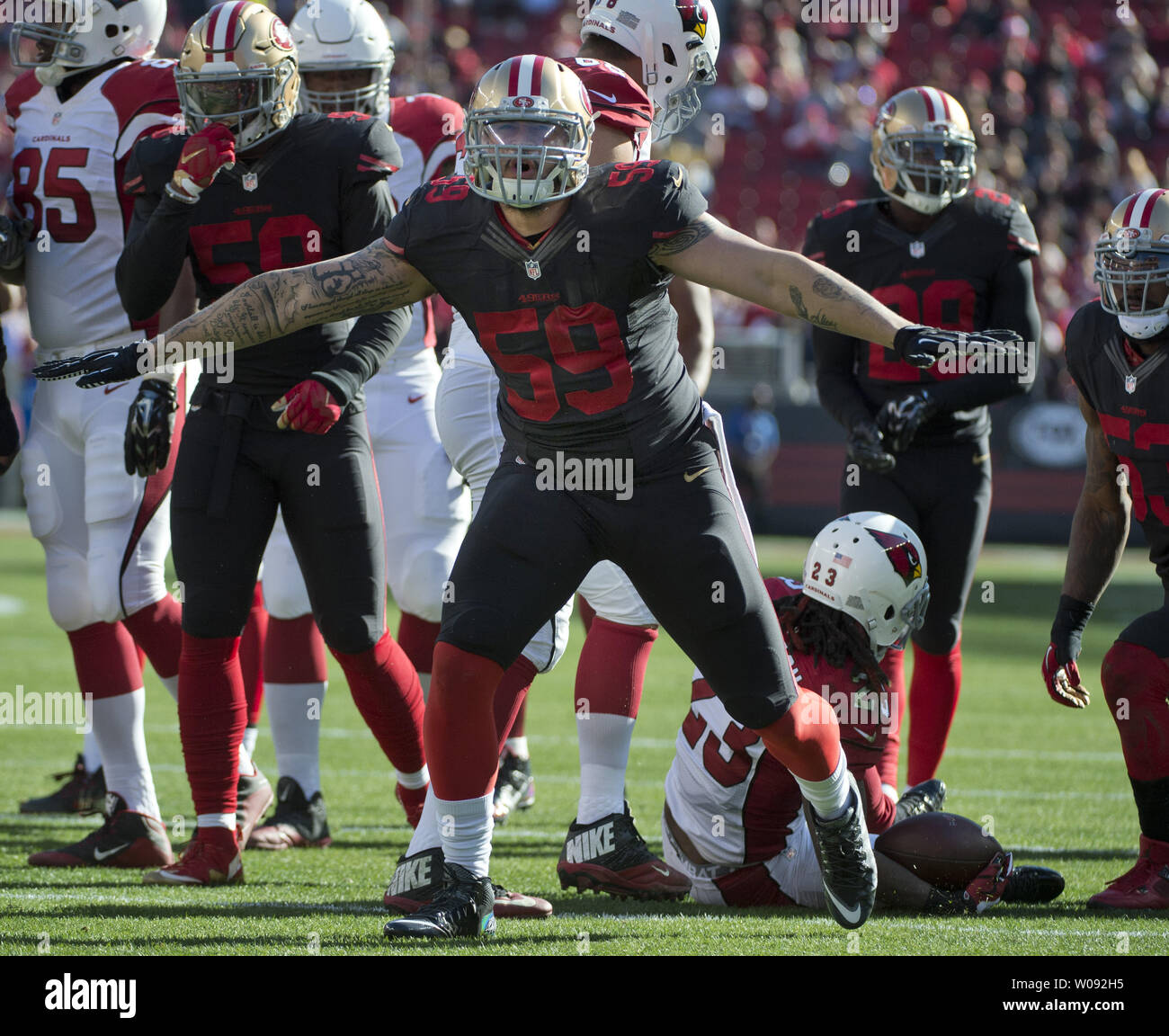 San Francisco 49ers Aaron Lynch (59) celebra l'arresto Arizona Cardinals Chris Johnson (23) nel primo trimestre a Levi's Stadium di Santa Clara, in California, il 29 novembre 2015. Foto di Terry Schmitt/UPI Foto Stock