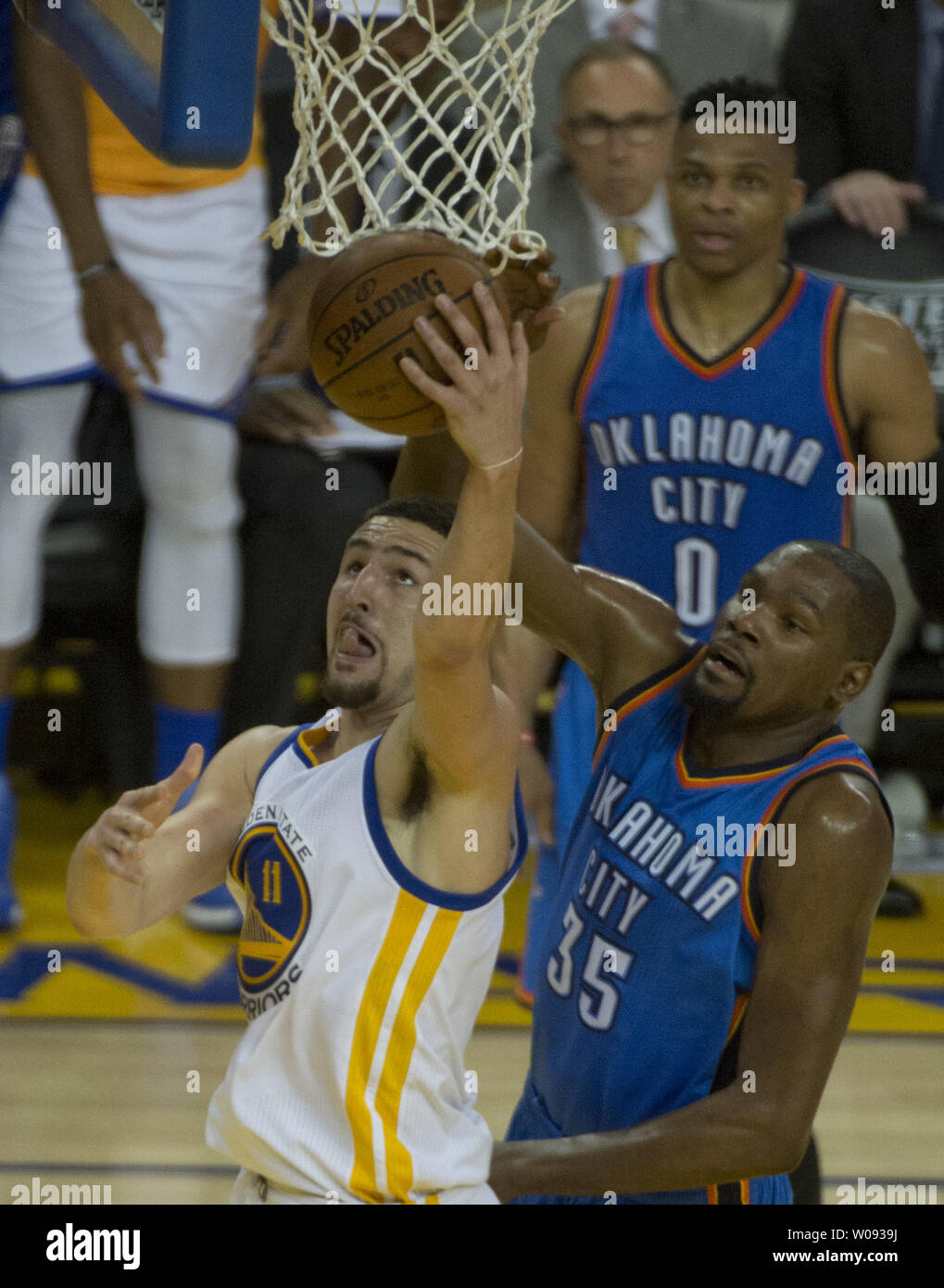 Golden State Warriors Klay Thompson drive in per un lay up contro Oklahoma City Thunder Kevin Durant (35) nel secondo periodo di gioco 1 di NBA Western Conference Finals presso Oracle Arena di Oakland, la California il 16 maggio 2016. Foto di Terry Schmitt/UPI Foto Stock