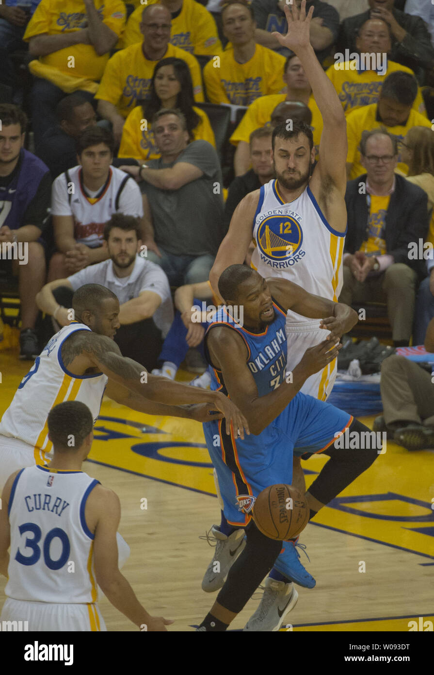 Oklahoma City Thunder di Kevin Durant (35) ha la palla spogliato da Golden State Warriors Draymond verde (23) come Andrew Bogut (12) guarda nel secondo periodo di gioco 2 di NBA Western Conference Finals presso Oracle Arena di Oakland, la California il 18 maggio 2016. Foto di Terry Schmitt/UPI Foto Stock