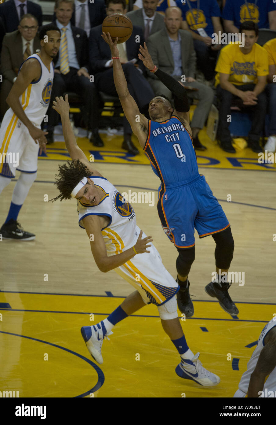 Golden State Warriors Anderson Varejao (L) cade lontano da Oklahoma City Thunder di Russell Westbrook (0) nel quarto periodo di gioco 2 di NBA Western Conference Finals presso Oracle Arena di Oakland, la California il 18 maggio 2016. The Warriors laminati oltre il tuono 118-91 anche per la serie a un gioco di ciascuno. Foto di Terry Schmitt/UPI Foto Stock