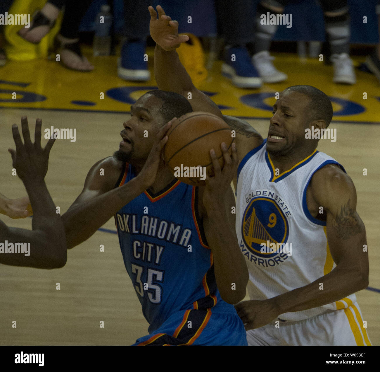 Oklahoma City Thunder di Kevin Durant rigidi passato Golden State Warriors Andre Iguodala (9) nel terzo periodo di gioco 5 di NBA Western Conference Finals presso Oracle Arena di Oakland, la California il 26 maggio 2016. The Warriors ha sconfitto il tuono 120-111. Foto di Terry Schmitt/UPI Foto Stock