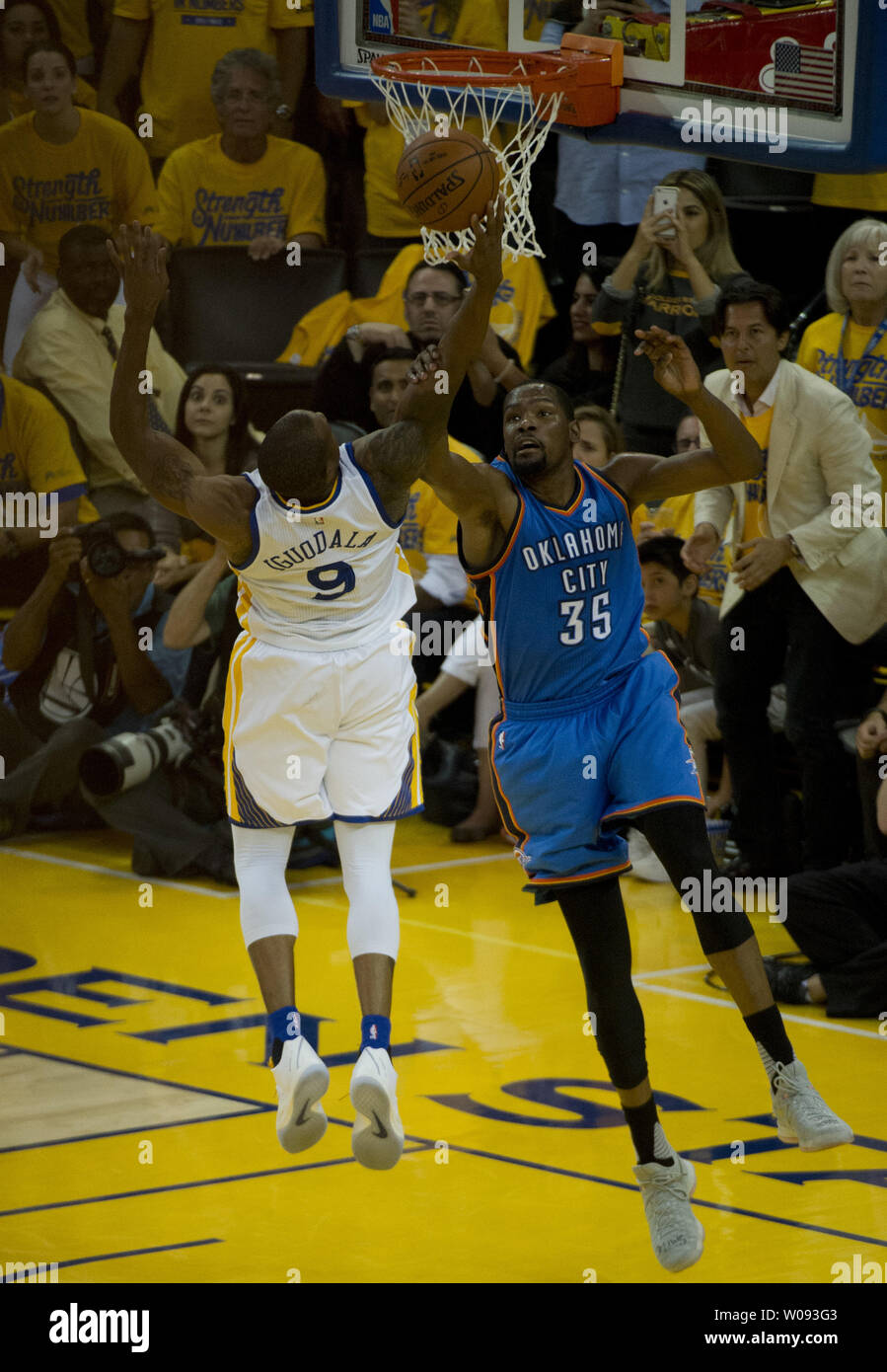 Golden State Warriors Andre Iguodala (9) ha il suo braccio spinto da Oklahoma City Thunder di Kevin Durant (35) nella seconda metà del gioco 7 del basket della NBA Western Conference finals di Oakland, la California il 30 maggio 2016. The Warriors ha vinto 96-88. Foto di Terry Schmitt/UPI Foto Stock