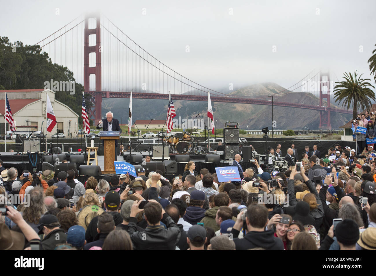 Candidato presidenziale democratico Bernie Sanders parla di fronte al Golden Gate Bridge in un rally alla vigilia della California, primario a Crissy Field, a San Francisco il 6 giugno 2016. Foto di Terry Schmitt/UPI Foto Stock