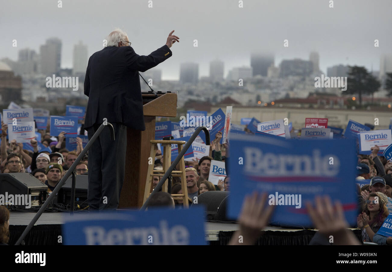 Candidato presidenziale democratico Bernie Sanders parla in un rally alla vigilia della California, primario a Crissy Field, a San Francisco il 6 giugno 2016. Foto di Terry Schmitt/UPI Foto Stock