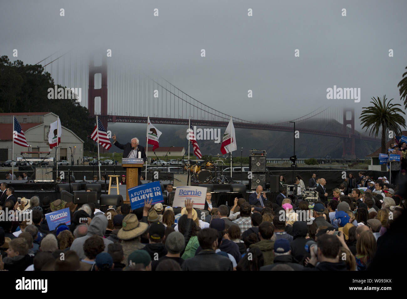 Candidato presidenziale democratico Bernie Sanders parla di fronte al Golden Gate Bridge in un rally alla vigilia della California, primario a Crissy Field, a San Francisco il 6 giugno 2016. Foto di Terry Schmitt/UPI Foto Stock