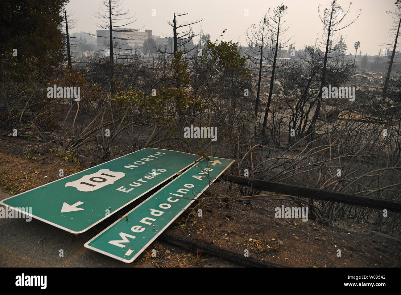 Il segno per l'autostrada 101 giace sul Mendocino Avenue dopo incendi alimentati dal vento e bassa umidità devastato Santa Rosa, California il 9 ottobre 2017. Foto di Terry Schmitt/UPI Foto Stock