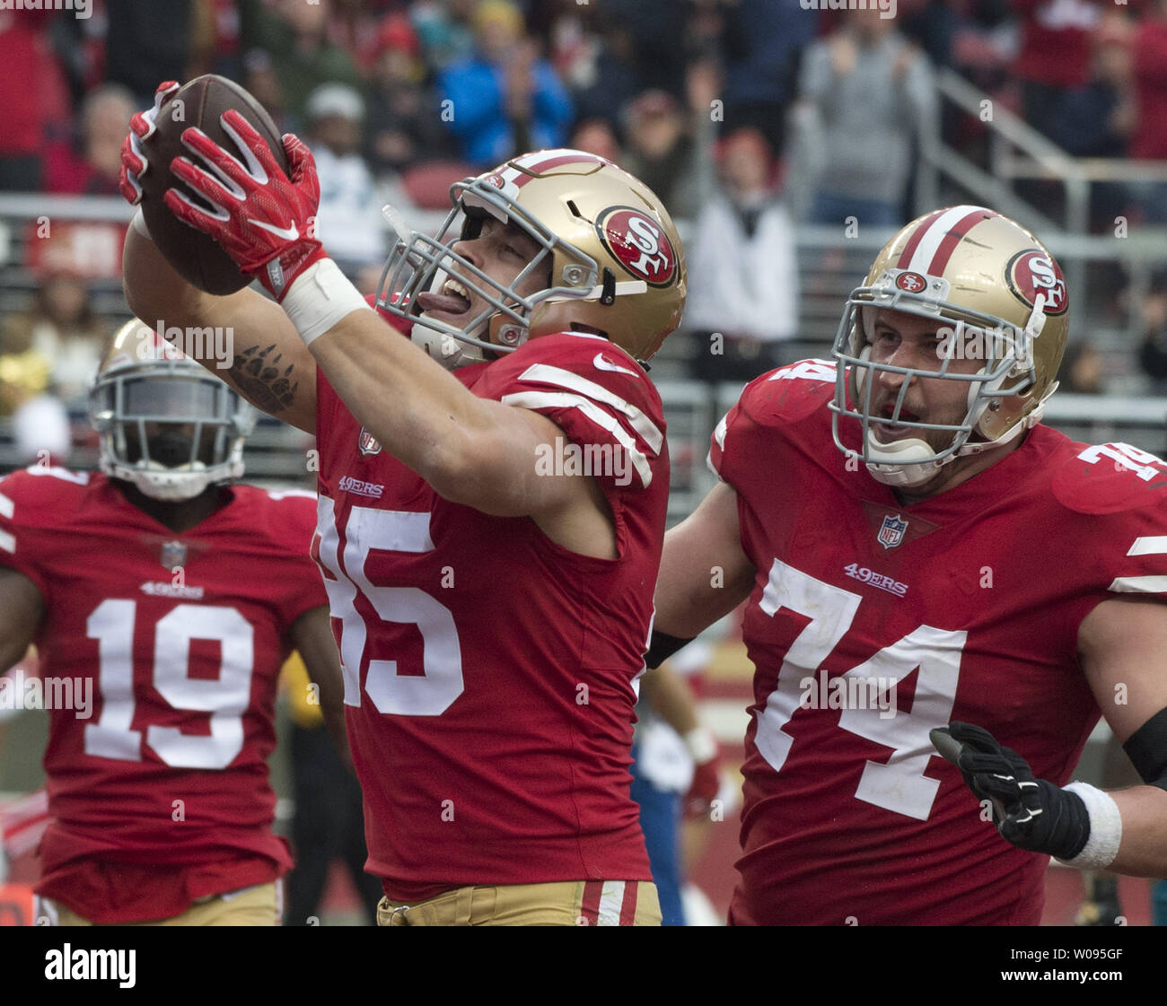 San Francisco 49ers TE George Kittle celebra un otto yard TD con Joe Stanley (74) contro Jacksonville Jaguars nel terzo trimestre a Levi's Stadium di Santa Clara, in California, in California, il 24 dicembre 2017. Il 49ers sconfitto i giaguari 44-33. Foto di Terry Schmitt/UPI Foto Stock