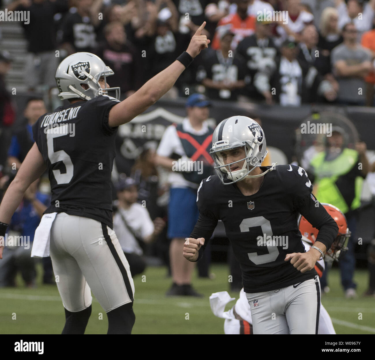 Oakland Raiders kicker Matt McGrane (3) celebra come titolare Johnny Townsend solleva una mano dopo calci un 29 yrd field goal a defeate i Cleveland Browns nel lavoro straordinario presso il Colosseo a Oakland, la California il 30 settembre 2018. I raider hanno vinto 45-42. Foto di Terry Schmitt/UPI Foto Stock