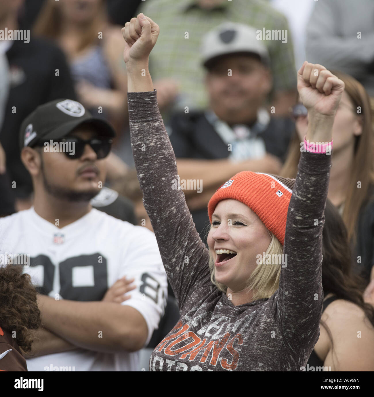 A Cleveland Browns cheers ventola dopo un quarto trimestre TD in una altalena battaglia contro Oakland Raiders presso il Colosseo a Oakland, la California il 30 settembre 2018. I raider sconfitto il Browns 45-42 in ore di lavoro straordinario. Foto di Terry Schmitt/UPI Foto Stock