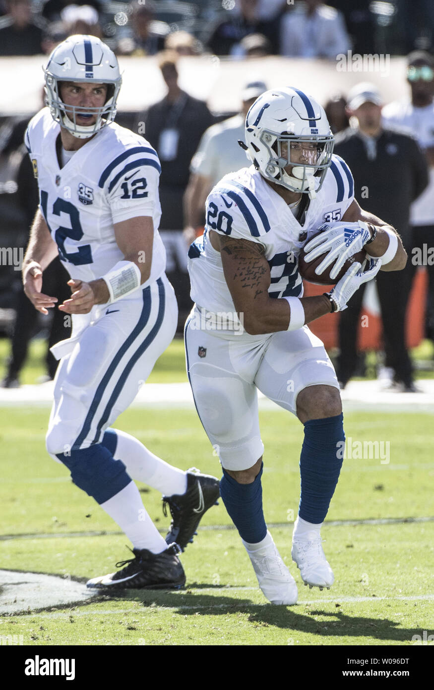 Indianapolis Colts QB Andrea Fortuna (12) mani off a RB Jordan Wilkins nel primo trimestre contro Oakland Raiders al Coliseum Oakland, la California il 28 ottobre 2018. Il Colts ha sconfitto i raider 42-28. Foto di Terry Schmitt/UPI Foto Stock