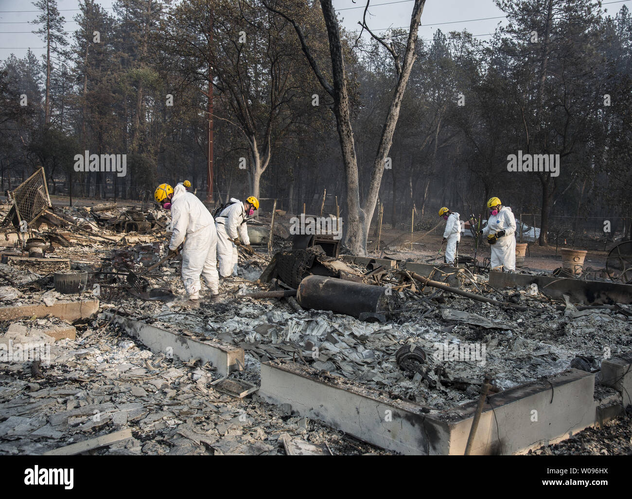 Membri della Mendocino County Sheriff del dipartimento di ricerca e salvataggio, rastrello in rovine nel paradiso, la California il 17 novembre 2018. Il campo di fuoco, California i peggiori e più mortale conflagrazione ha sostenuto almeno 79 vive. Foto di Terry Schmitt/UPI Foto Stock