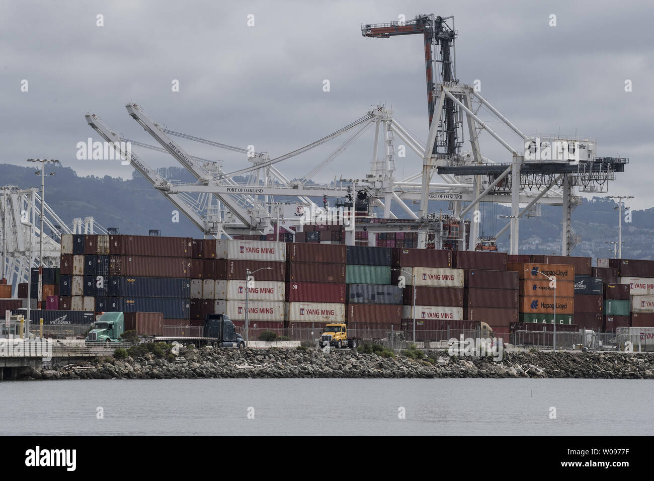 I contenitori sono scaricati dalle navi nel porto di Oakland a Oakland, la California il 14 maggio 2019. Gli Stati Uniti e la Cina continua ad aggiungere le tariffe di altri beni. Foto di Terry Schmitt/UPI Foto Stock