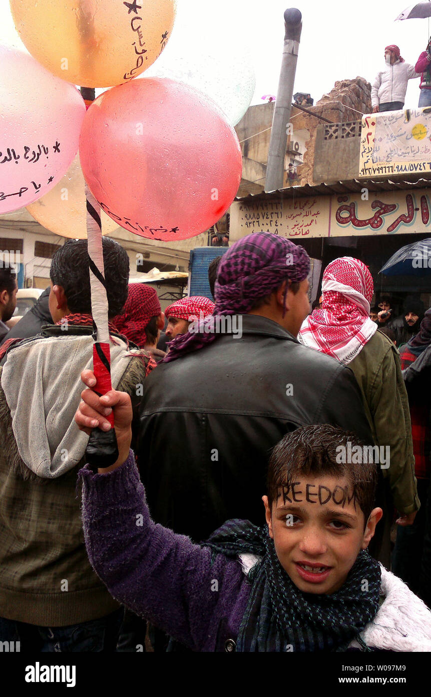 I dimostranti protestano contro la Siria il presidente Bashar Al-Assad, dopo la preghiera del venerdì in Idlib, Siria, il 17 febbraio 2012. UPI Foto Stock