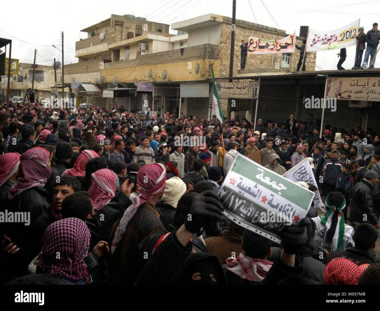 I dimostranti protestano contro la Siria il presidente Bashar Al-Assad, dopo la preghiera del venerdì in Halab, Siria, il 17 febbraio 2012. UPI Foto Stock