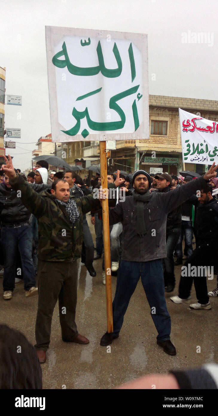 I dimostranti protestano contro la Siria il presidente Bashar Al-Assad, dopo la preghiera del venerdì in Halab, Siria, il 17 febbraio 2012. UPI Foto Stock