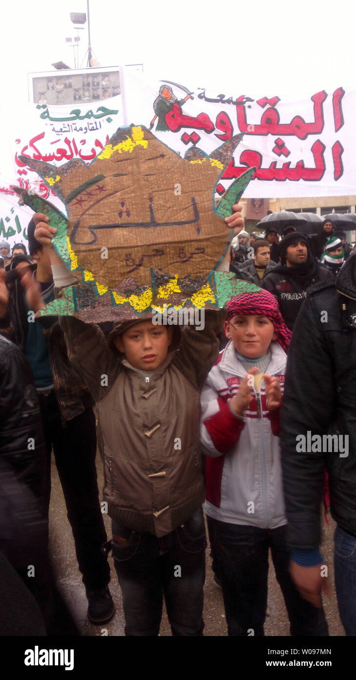 I manifestanti gridare slogan durante una manifestazione di protesta contro la Siria il presidente Bashar Al-Assad, dopo la preghiera del venerdì in Idlib, Siria, il 17 febbraio 2012. UPI Foto Stock