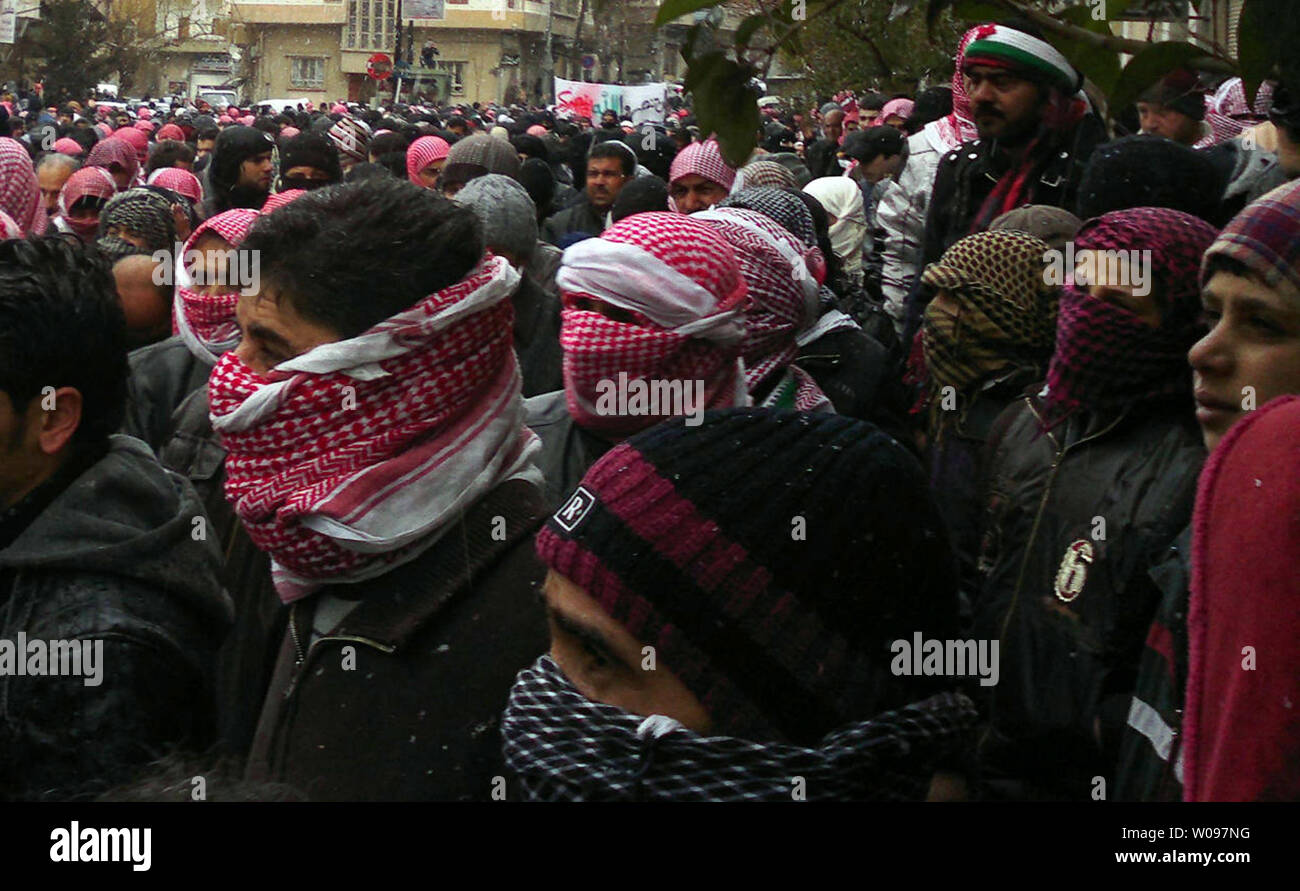 I dimostranti protestano contro la Siria il presidente Bashar Al-Assad, dopo la preghiera del venerdì in Yabred, vicino a Damasco, Siria, il 17 febbraio 2012. UPI Foto Stock